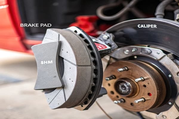 Diagram showing vibration absorption by a brake shim