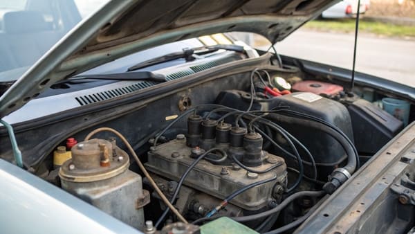 A car distributor cap and rotor